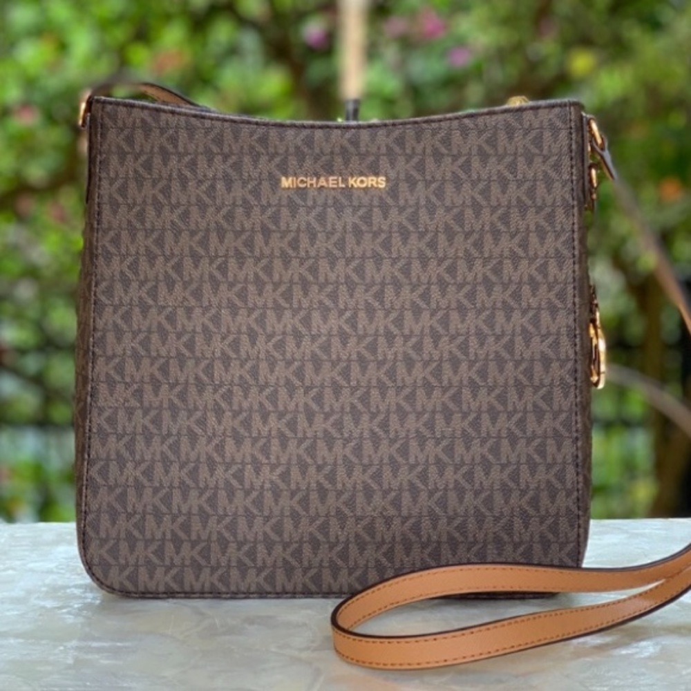 ✨Michael Kors Signature Jet Set Large Messenger✨